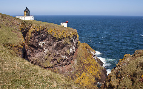 苏格兰圣阿布斯角悬崖上的白色灯塔