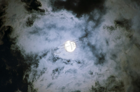 背景为 2006 年 3 月 29 日的日食。