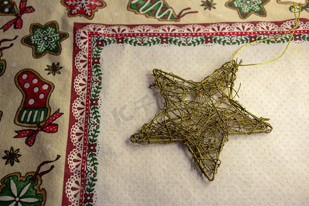 主题桌布上用缠结的金属丝制成的金星圣诞装饰