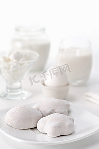 三鲜豆腐摄影照片_姜饼、鸡蛋、凝乳和牛奶。