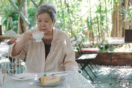 喝热摩卡咖啡茶的老年老年妇女