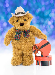 心形礼盒摄影照片_带红色心形礼盒的泰迪熊