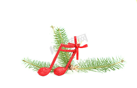 音乐创意音符摄影照片_圣诞前夜音乐笔记装饰在树枝上