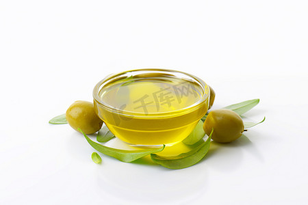 初榨橄榄油摄影照片_橄榄油和绿橄榄