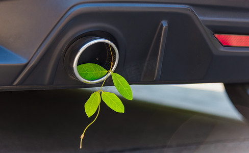 二氧化碳排放摄影照片_生态电动混合动力汽车绿叶的环境概念