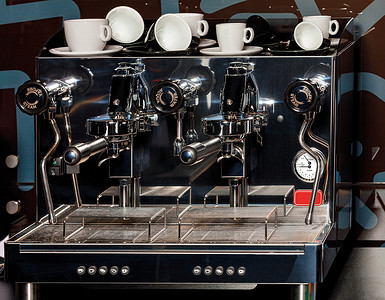 专业的现代咖啡机特写镜头，有选择的焦点，低调的形象。