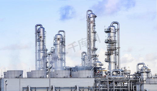 钢材摄影照片_重工业区炼油石化厂大管