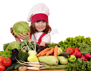 小女孩用卷心菜和蔬菜做饭