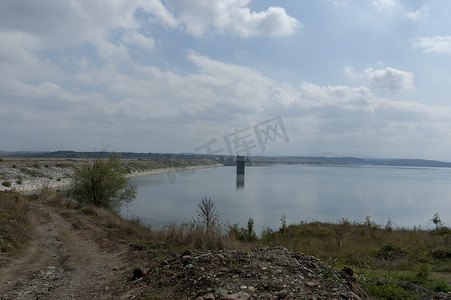 老家河流摄影照片_最大的水坝湖 Ogosta 的景色聚集了三条河流的水