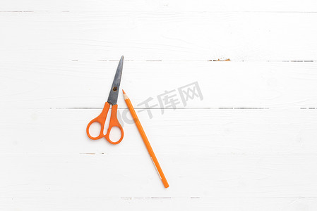 橙色剪刀和铅笔