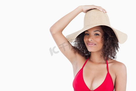 海滩2024摄影照片_穿着泳装、拿着草帽的黑发美女
