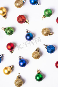 具有彩球和装饰品的圣诞组合物