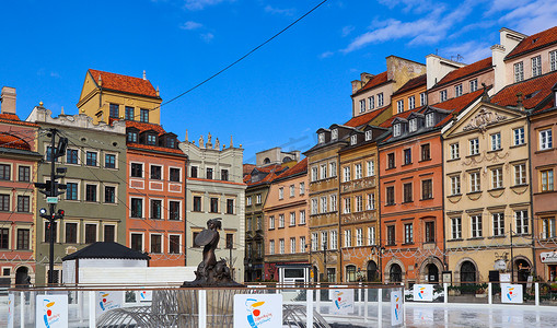 华沙/波兰 — 2019年2月27日：冬末圣诞装饰的老城集市广场
