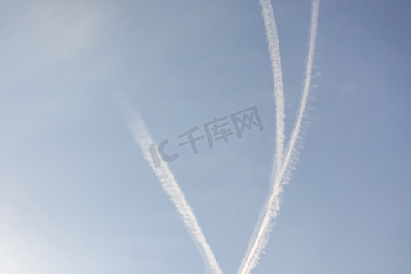 飞机在天空留下的喷气燃料痕迹