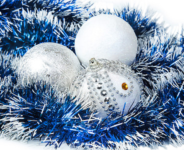 圣诞蓝色金属丝和白色，带银色闪光球