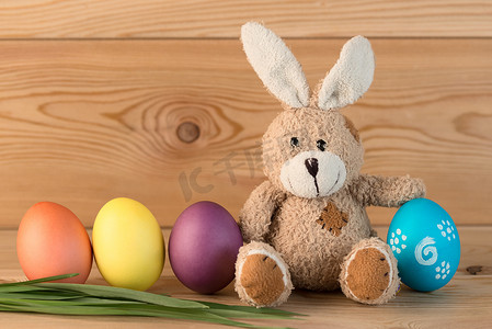 复活节兔子和彩蛋在木制背景中排成一排