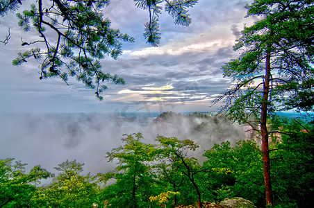 云雾缭绕的山景