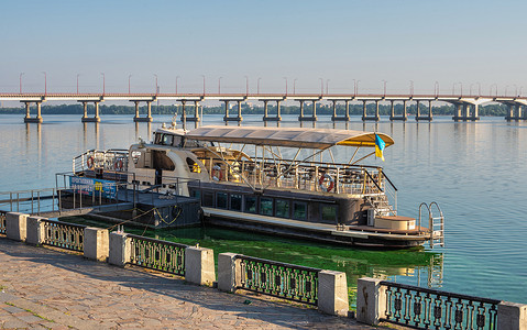河堤公园摄影照片_乌克兰第聂伯河堤岸上的游船
