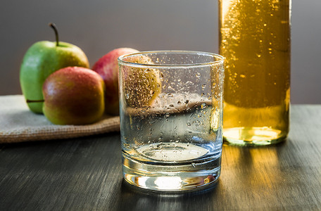 空的玻璃，苹果，苹果酒准备好喝