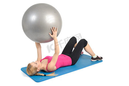 女性躺腹肌锻炼与健身球