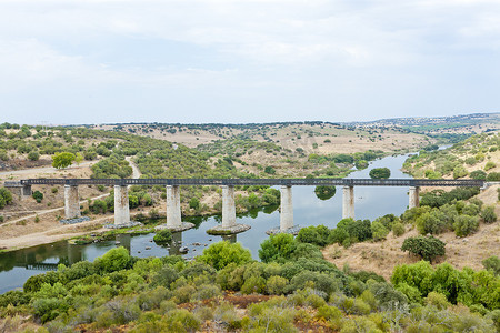 葡萄牙阿连特茹塞尔帕附近的铁路高架桥瓜迪亚纳河