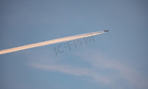 飞机飞行线摄影照片_喷气式飞机在天空