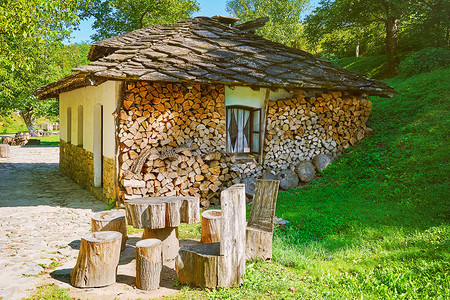 木柴堆放的小房子