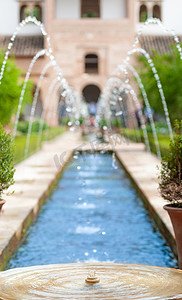 华为欧洲小镇摄影照片_在西班牙，欧洲的阿尔罕布拉宫花园中的喷泉。