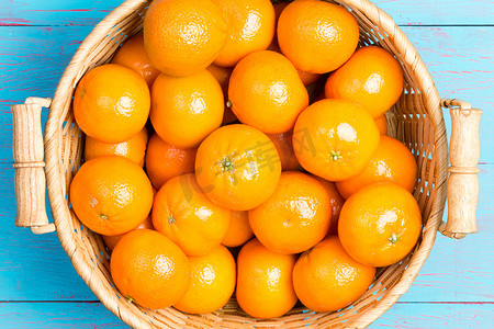 柳条篮子里新鲜成熟多汁的柑桔