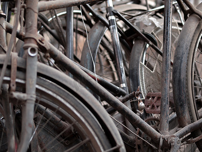 时尚概念线条摄影照片_旧生锈自行车零件的抽象镜头
