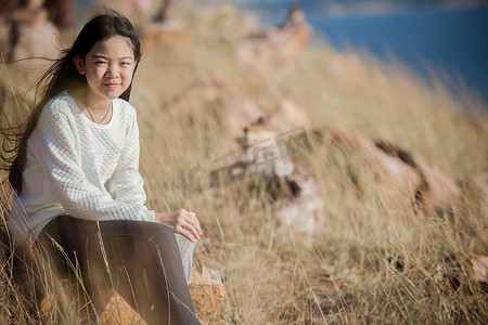 亚洲女孩坐在草地上放松情绪的肖像
