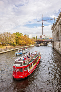 柏林市施普雷河上的游船