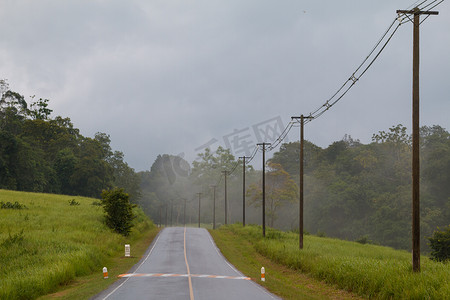 雨后的湿路