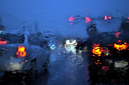 暮光之城的雨中交通
