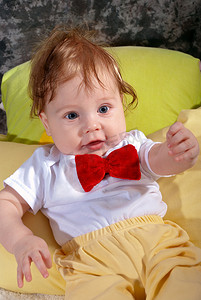 红色领带摄影照片_红色领带的愉快的婴孩