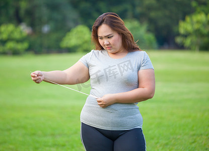 测量她的胃的肥胖妇女