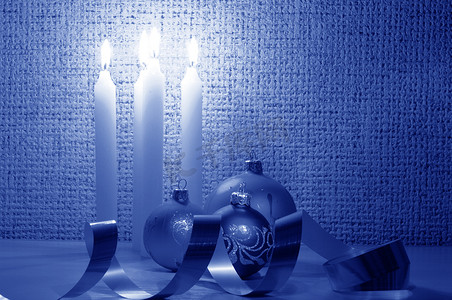 蜡烛、球和丝带是圣诞节的冷色