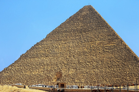 埃及沙漠中的胡夫金字塔和切夫雷金字塔