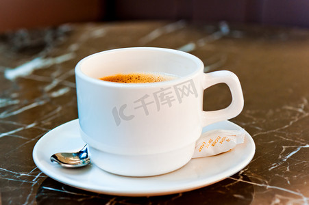 杯子里的咖啡摄影照片_白色杯子里的咖啡