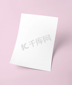 粉红色背景的白色空白文件纸模板
