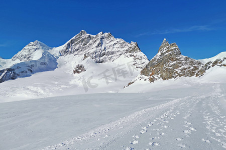 云雾缭绕的瑞士格林德劳德雪山峰顶