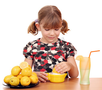 小女孩柠檬摄影照片_美丽的小女孩做柠檬水