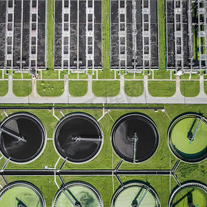 工厂污水摄影照片_波兰污水处理厂鸟瞰图。
