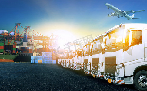 运输和货运物流业运输港口的卡车