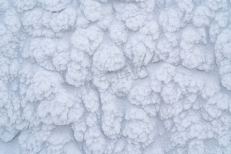 在一个多风的早晨，暴风雪过后，雪的冰冷质地。