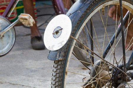 自行车后挡泥板上的CD盘，用作反射器