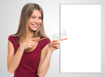 微笑的女人展示空白的标语牌