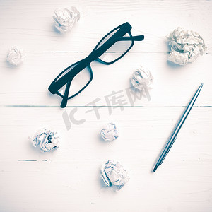 皱巴巴的纸和带钢笔复古风格的眼镜