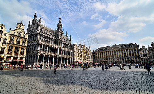 比利时布鲁塞尔 — 2015 年 5 月 13 日：参观布鲁塞尔著名大广场的游客。