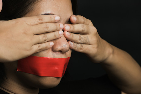 亚洲女性眼罩用红色胶带包嘴